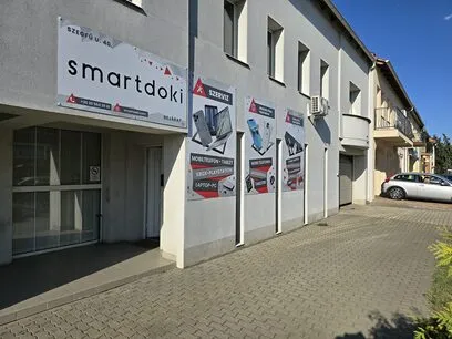 A smartdoki üzlet bejárata a Szegfű utcában